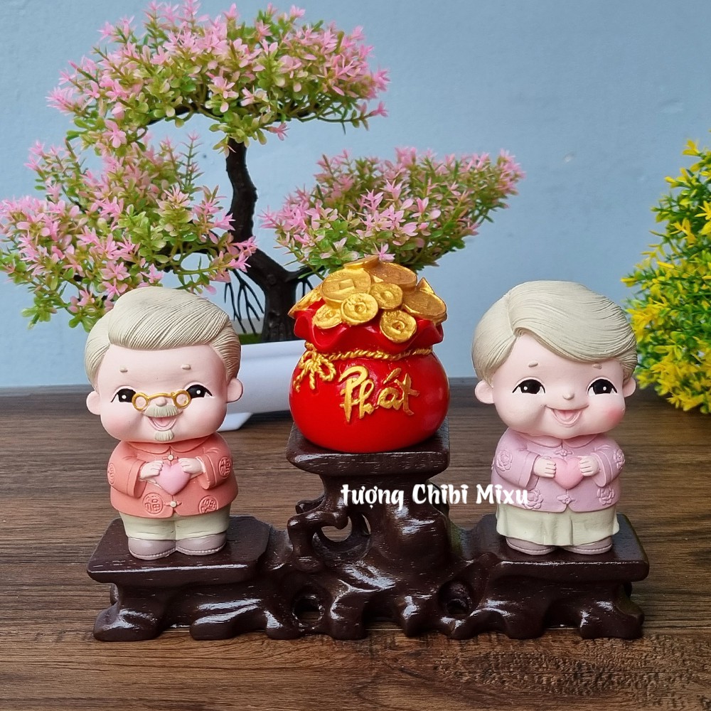 Bộ 02 tượng Ông Bà chibi kèm túi chữ Phát và chân đế tam cấp vuông nhỏ